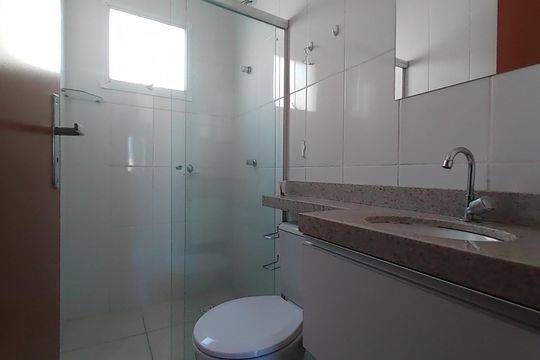 Banheiro social de apartamento para alugar com 3 quartos, 60m² em Jardim Holanda, Uberlândia