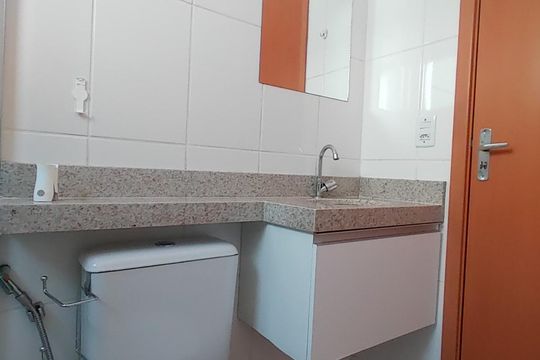 Banheiro social de apartamento para alugar com 3 quartos, 60m² em Jardim Holanda, Uberlândia