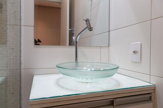 Banheiro social de apartamento à venda com 3 quartos, 56m² em Jardim Cocaia, Guarulhos