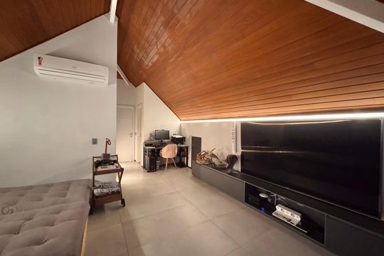 Sala de TV de casa de condomínio à venda com 4 quartos, 407m² em Barra da Tijuca, Rio de Janeiro