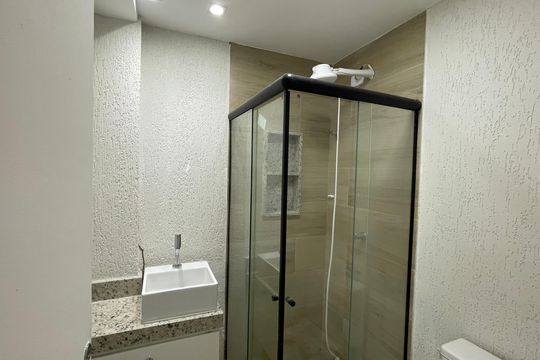 Banheiro de kitnet/studio à venda com 1 quarto, 30m² em Moneró, Rio de Janeiro