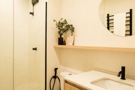 Banheiro de kitnet/studio para alugar com 1 quarto, 25m² em Pinheiros, São Paulo