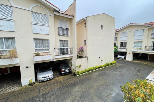 Vista de casa de condomínio à venda com 3 quartos, 163m² em Ferreira, São Paulo
