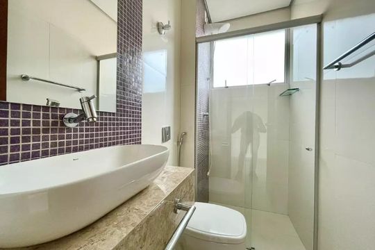Banheiro da suíte de apartamento para alugar com 2 quartos, 117m² em Castelo, Belo Horizonte