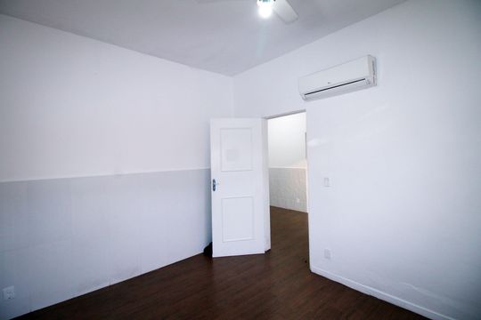 Quarto 2 de casa à venda com 2 quartos, 70m² em Ramos, Rio de Janeiro