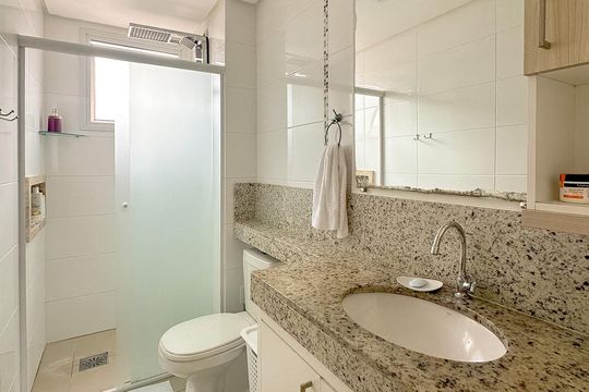 Banheiro da Suíte de apartamento para alugar com 3 quartos, 92m² em Barreiros, São José