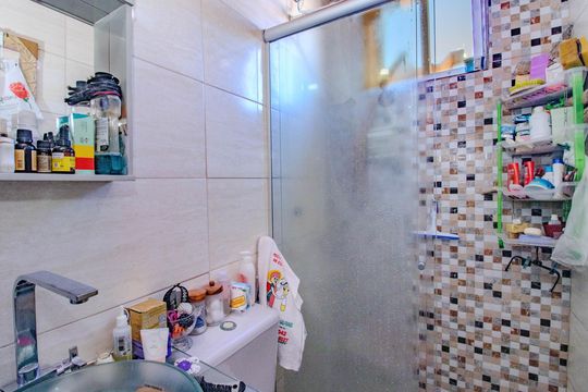 Banheiro de apartamento à venda com 3 quartos, 50m² em Rubem Berta, Porto Alegre