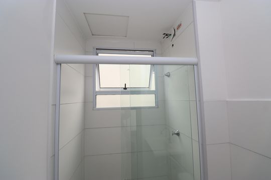 Banheiro de apartamento para alugar com 2 quartos, 46m² em Jardim das Margaridas, Salvador