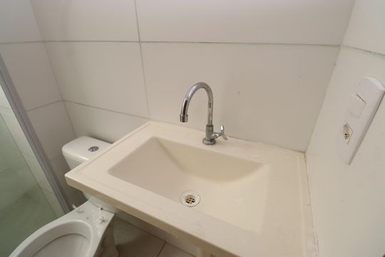 Banheiro de apartamento para alugar com 2 quartos, 46m² em Jardim das Margaridas, Salvador