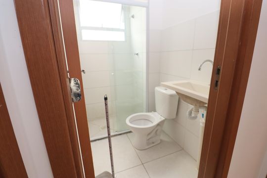 Banheiro de apartamento para alugar com 2 quartos, 46m² em Jardim das Margaridas, Salvador