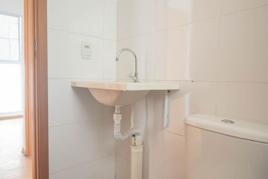 Banheiro de apartamento para alugar com 2 quartos, 45m² em Vila Lage, São Gonçalo