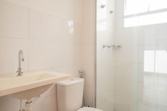 Banheiro de apartamento para alugar com 2 quartos, 45m² em Vila Lage, São Gonçalo