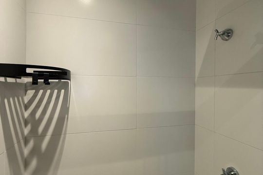 Banheiro de kitnet/studio para alugar com 1 quarto, 24m² em Higienópolis, São Paulo