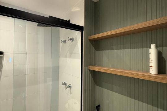 Banheiro de kitnet/studio para alugar com 1 quarto, 24m² em Higienópolis, São Paulo