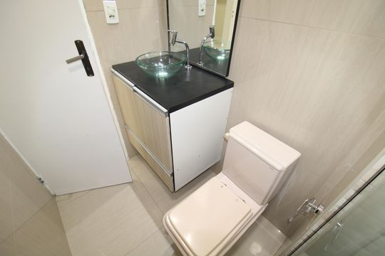 Banheiro de apartamento à venda com 3 quartos, 68m² em Vila Dionisia, São Paulo