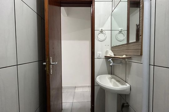 Banheiro de kitnet/studio para alugar com 1 quarto, 35m² em Barreiros, São José