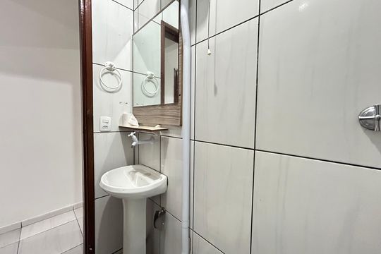 Banheiro de kitnet/studio para alugar com 1 quarto, 35m² em Barreiros, São José