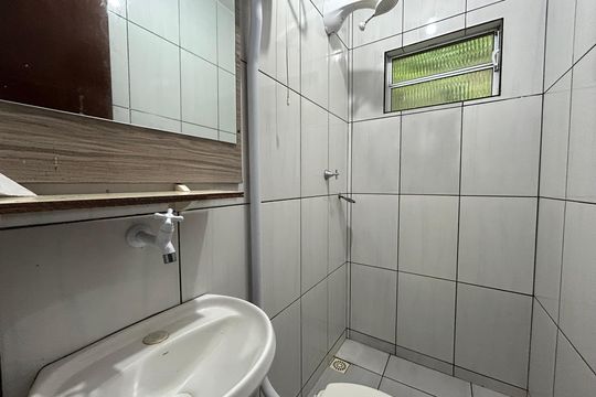 Banheiro de kitnet/studio para alugar com 1 quarto, 35m² em Barreiros, São José