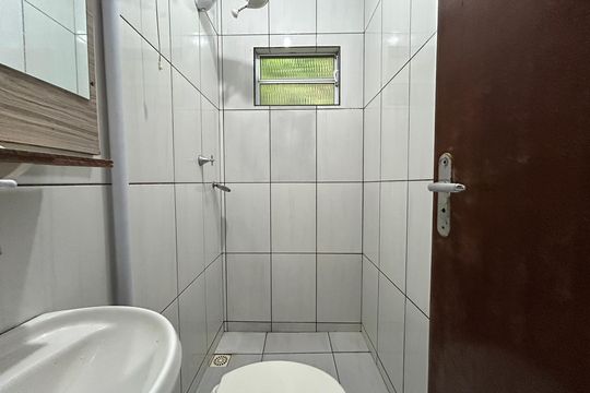 Banheiro de kitnet/studio para alugar com 1 quarto, 35m² em Barreiros, São José