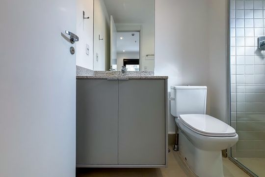 Banheiro social de apartamento para alugar com 2 quartos, 54m² em Pinheiros, São Paulo