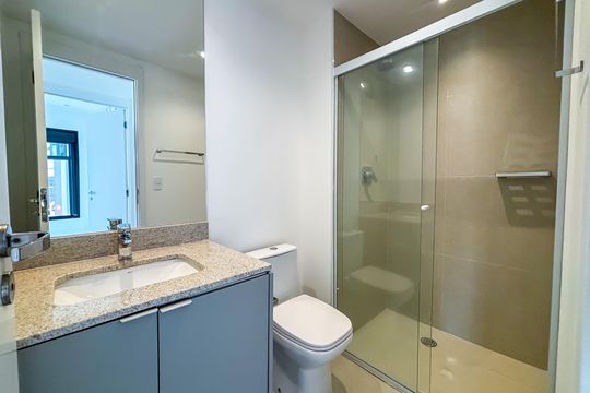 Banheiro social de apartamento para alugar com 2 quartos, 54m² em Pinheiros, São Paulo