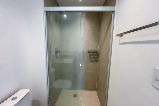 Banheiro social de apartamento para alugar com 2 quartos, 54m² em Pinheiros, São Paulo