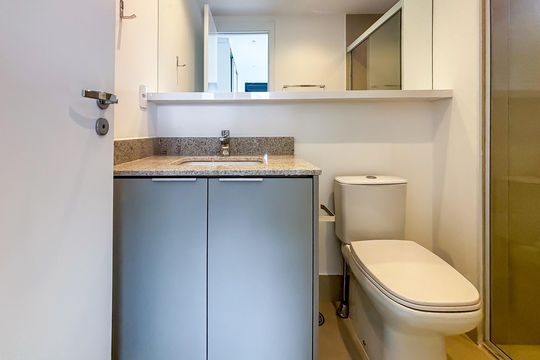 Banheiro social de apartamento para alugar com 2 quartos, 60m² em Pinheiros, São Paulo