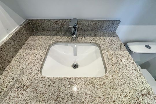 Banheiro social de apartamento para alugar com 2 quartos, 60m² em Pinheiros, São Paulo