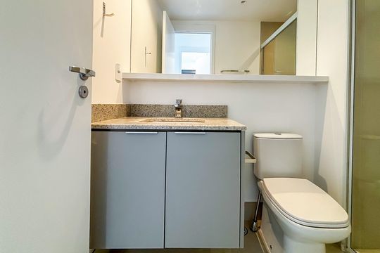 Banheiro social de apartamento para alugar com 2 quartos, 45m² em Pinheiros, São Paulo