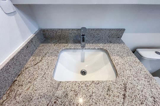 Banheiro da suíte de apartamento para alugar com 2 quartos, 45m² em Pinheiros, São Paulo