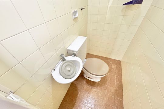 Banheiro de serviço de apartamento para alugar com 3 quartos, 70m² em Jardim das Laranjeiras, São Paulo