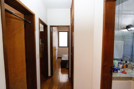 Corredor de apartamento à venda com 3 quartos, 120m² em Carlos Prates, Belo Horizonte
