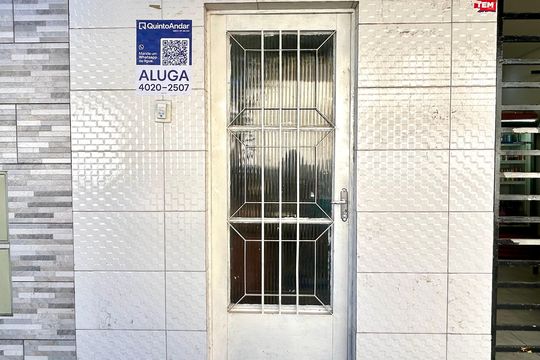 Placa instalada na fachada do imóvel de casa para alugar com 5 quartos, 220m² em Jardim Iv Centenario, Guarulhos