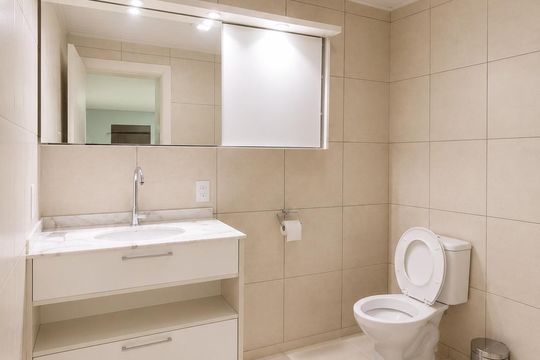 Banheiro social de apartamento para alugar com 2 quartos, 47m² em Restinga, Porto Alegre