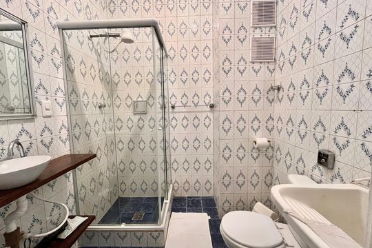 Banheiro  de apartamento para alugar com 1 quarto, 40m² em Copacabana, Rio de Janeiro