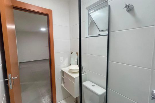Banheiro de apartamento para alugar com 2 quartos, 47m² em Granja Viana, Cotia