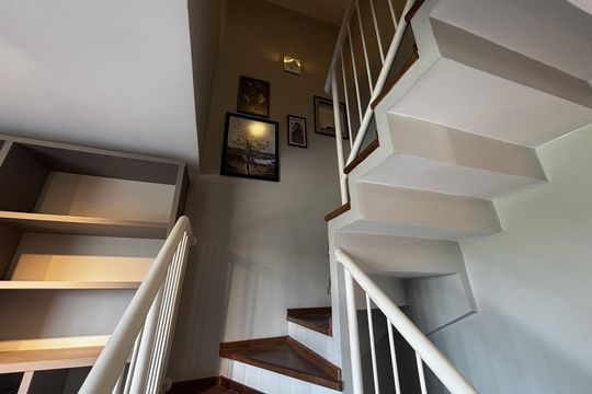 Escada de casa de condomínio para alugar com 3 quartos, 138m² em Jardim Monte Kemel, São Paulo
