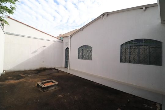 Quintal de casa para alugar com 3 quartos, 160m² em Santa Mônica, Uberlândia