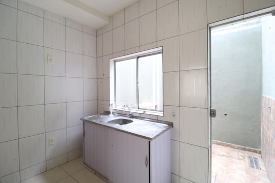 Cozinha de apartamento para alugar com 2 quartos, 45m² em Jardim Ipanema, Uberlândia
