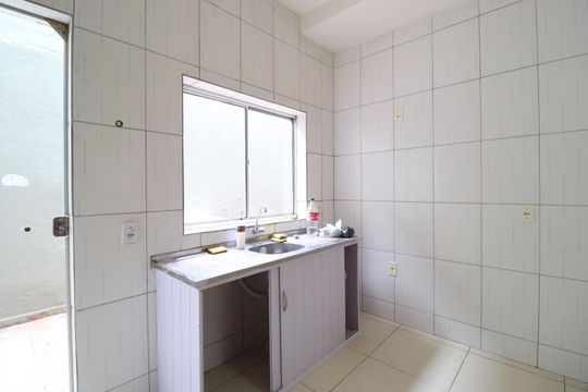 Cozinha de apartamento para alugar com 2 quartos, 45m² em Jardim Ipanema, Uberlândia