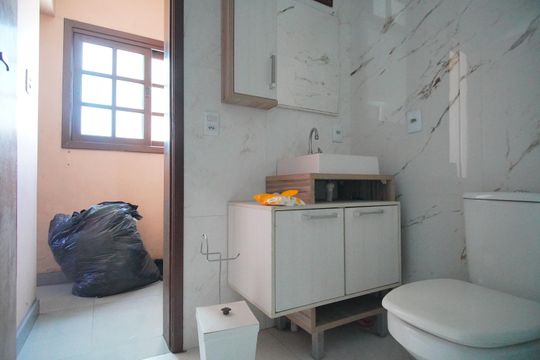 Banheiro 1 de casa à venda com 3 quartos, 700m² em Rondônia, Novo Hamburgo