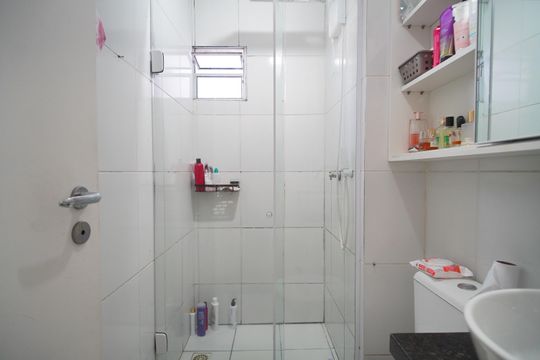 Banheiro de apartamento à venda com 2 quartos, 42m² em Santos Dumont, São Leopoldo