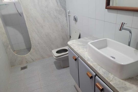 Banheiro social de casa de condomínio para alugar com 3 quartos, 300m² em Jardim Atlatico, Goiânia