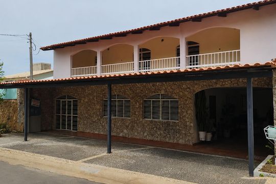 Fachada de casa de condomínio para alugar com 3 quartos, 300m² em Jardim Atlatico, Goiânia