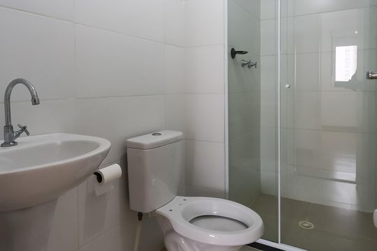 Banheiro de apartamento para alugar com 2 quartos, 43m² em Jardim Monte Alegre, Taboão da Serra