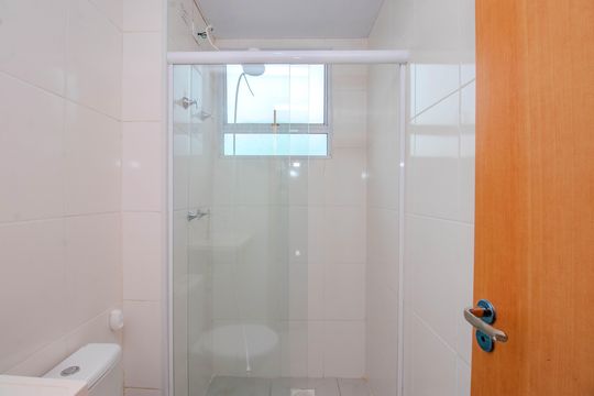 Banheiro de apartamento para alugar com 2 quartos, 48m² em Mário Quintana, Porto Alegre