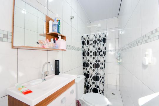 Banheiro da Edícula  de casa à venda com 4 quartos, 230m² em Vila Ristori, Guarulhos