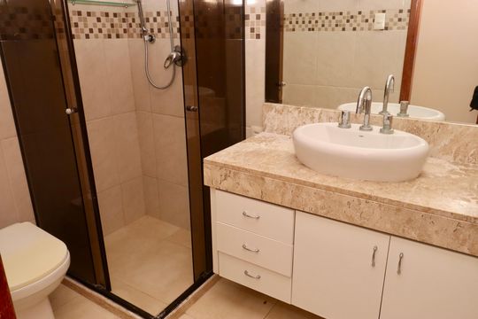 Banheiro Social de apartamento para alugar com 3 quartos, 82m² em Itaigara, Salvador