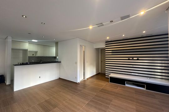 Sala de apartamento à venda com 2 quartos, 68m² em Jardim Tupanci, Barueri