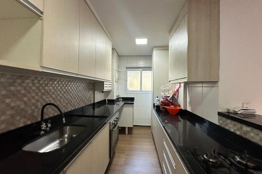 Cozinha de apartamento à venda com 2 quartos, 68m² em Jardim Tupanci, Barueri